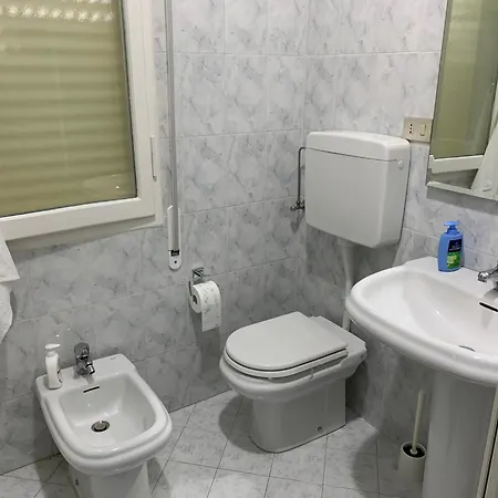 Turistico Le Farfalle アパート イーモラ